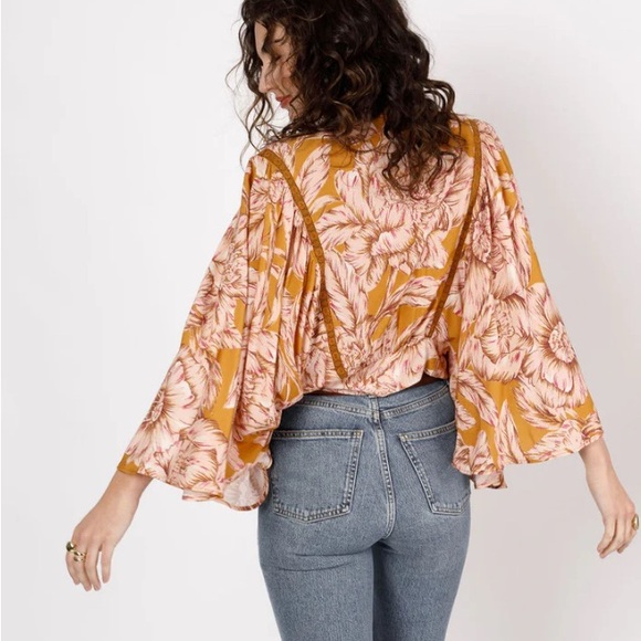 NWT- Band Of The Free Libby Gold Floral Bell sleeve crop top size small - Picture 3 of 11